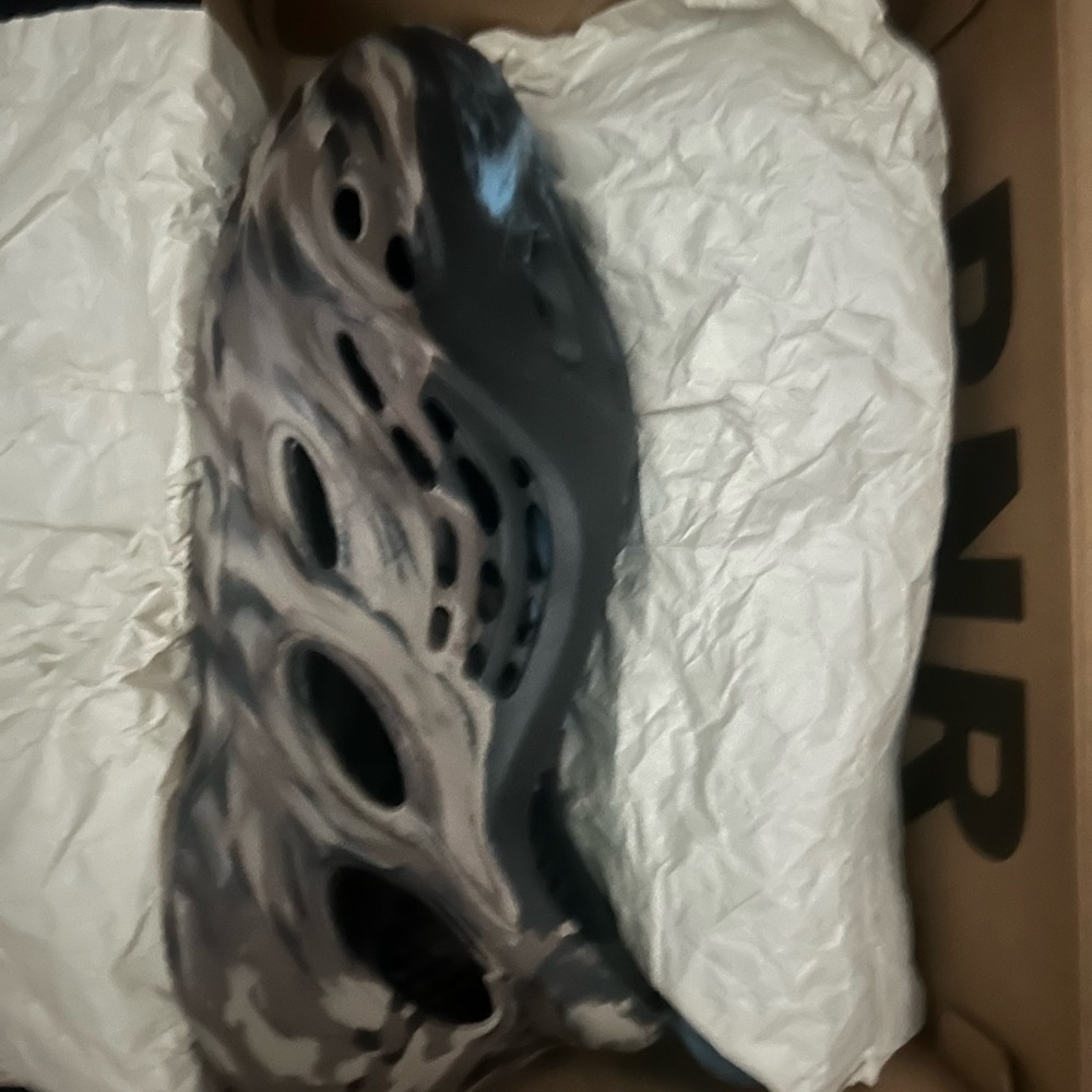 Yeezy foamrunner Sz 11 new